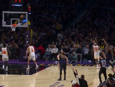 开云注册网址-暂停后8-0稳住！东契奇助攻詹姆斯&amp;斯玛特三分 自己抛投2+0！