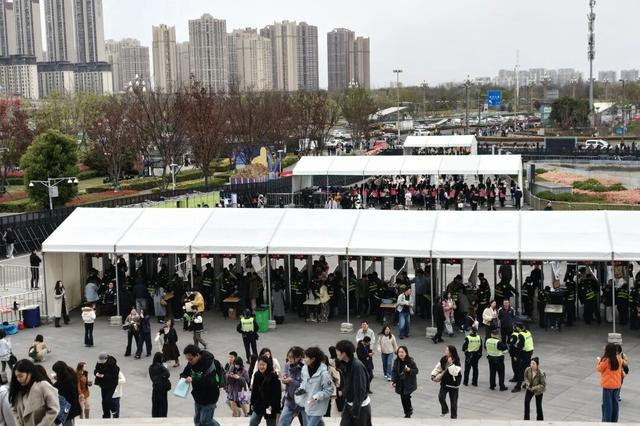 近6万名观众来金牛观赛观演，五粮液文体中心迎来今年首个双馆同开|五粮液文化体育中心|中超|金牛区|中超联赛|成都蓉城_新浪体育_新浪新闻